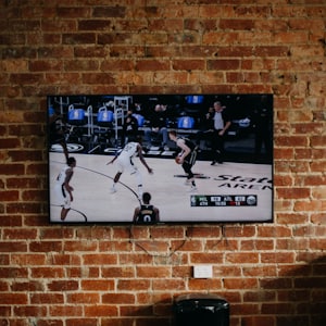 TV Wall Mount — Full-Motion Articulating (40"–75")